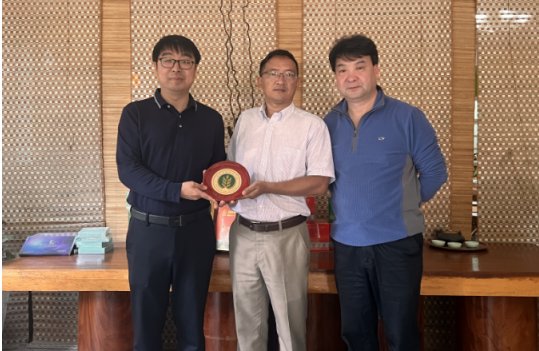并拜望了老挝苏州大学顾问