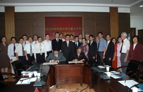 李明仁一行参观财神手机版下载平台介绍