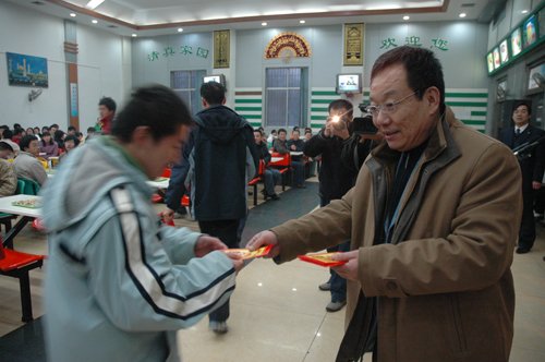 正是中国传统合家欢聚的日子