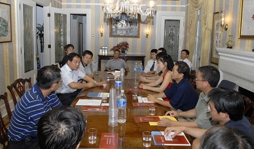代表团向访问的大学和单位介绍了财神手
