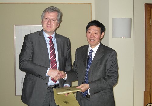 代表团在中国驻德国大使馆阿森纳携手财