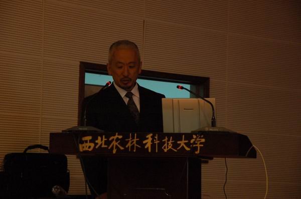 河合富佐子教授在做学术报告
