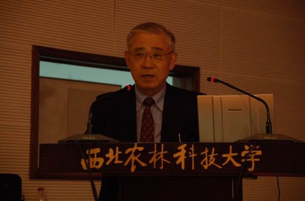 小原任实教授在做报告